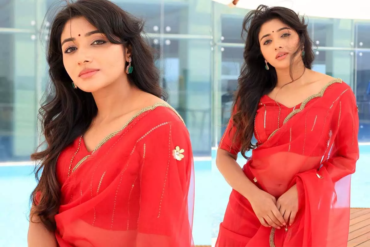 Mirna Menon looks super hot in Red Saree