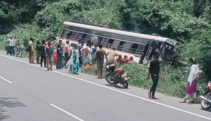 రోడ్డు పక్కకు దూసుకెళ్లిన ఆర్టీసీ బస్సు.. త్రుటిలో తప్పిన ప్రమాదం