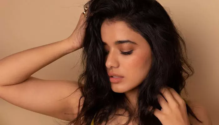 Ketika Sharma hot looks in yellow