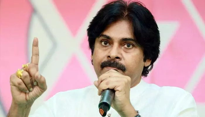 జగన్‌ను వరంగల్‌లో రాళ్లతో తరిమికొట్టడానికి కారణం అదే: పవన్ కల్యాణ్ సంచలన వ్యాఖ్యలు