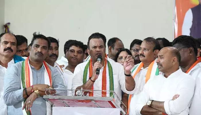 Komatireddy Venkat Reddy : బిడ్డ.. అనిల్ కబర్ధార్..!