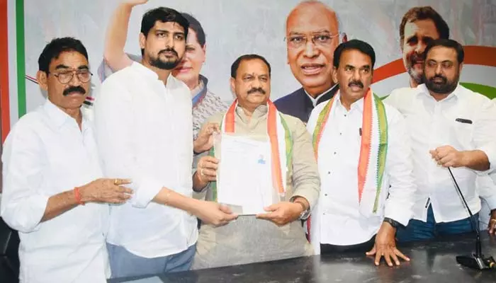 కరీంనగర్ అసెంబ్లీ టిక్కెట్ ప్లీజ్.. గాంధీభవన్‌లో దరఖాస్తు