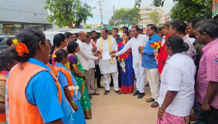 ఉద్యోగ భద్రత కల్పించండి.. మంత్రి మల్లారెడ్డికి వినతి పత్రం