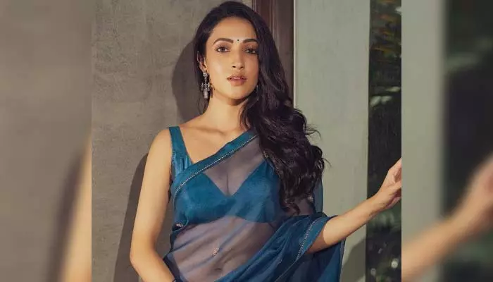 Neha shetty: బ్లూ కలర్ శారీలో మత్తెక్కించిన రాధిక.. నాభి అందాలపై మైండ్ బ్లోయింగ్ కామెంట్స్