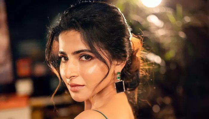 Iswarya Menon : ఎద ఒంపులతో కవ్విస్తోన్న ఐశ్వర్య మీనన్.