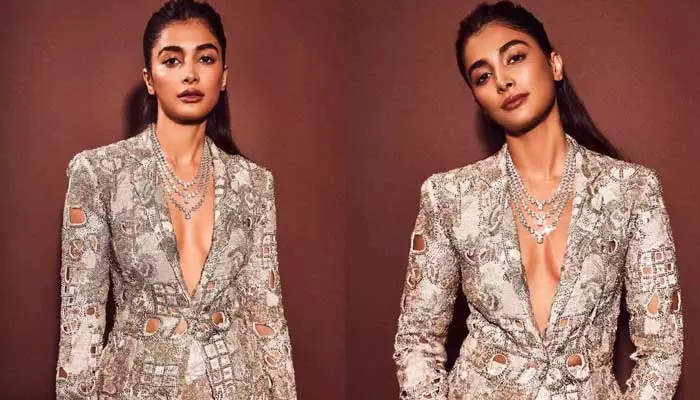 బ్రా లేకుండా ఆభరణాలతో దర్శనమిచ్చిన  Pooja Hegde