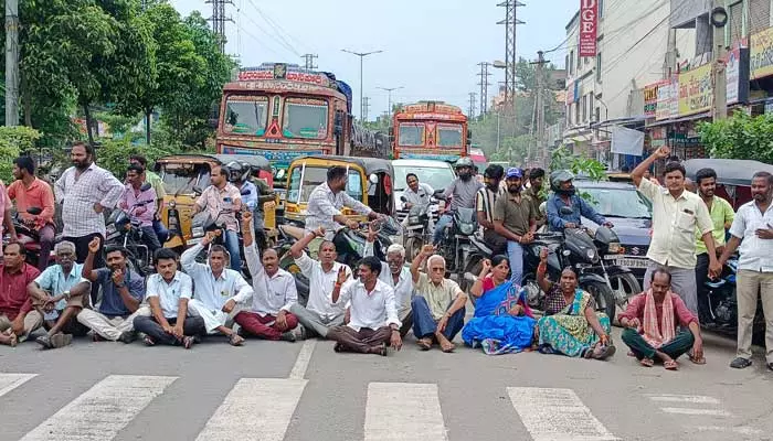 ఉద్యమకారులను ఆదుకోవాలి.. రాజీవ్ రహదారి పై రాస్తారోకో..