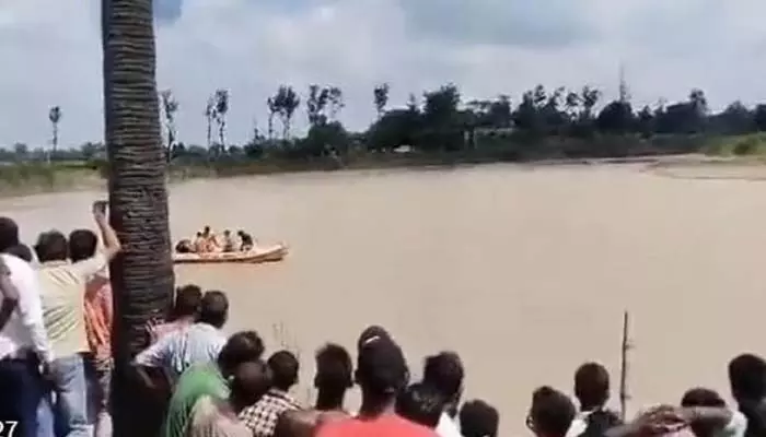 Boat Accident In Bihar: పడవ బోల్తా.. 10 మంది విద్యార్థులు గల్లంతు..