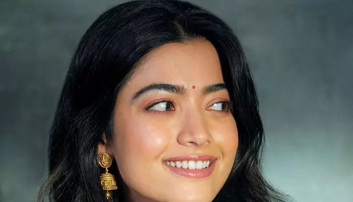 Rashmika Mandanna : మత్తెక్కించే చూపులతో హృదయాలను కొల్లగొడుతున్న రష్మిక మందన్న