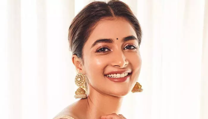 Pooja Hegde : చీర లో దివి తారల మెరిసిపోతున్న పూజా హెగ్డే