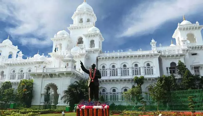 TS: అసెంబ్లీ నుంచి భయంతో పరుగులు తీసిన ప్రజలు (వీడియో)