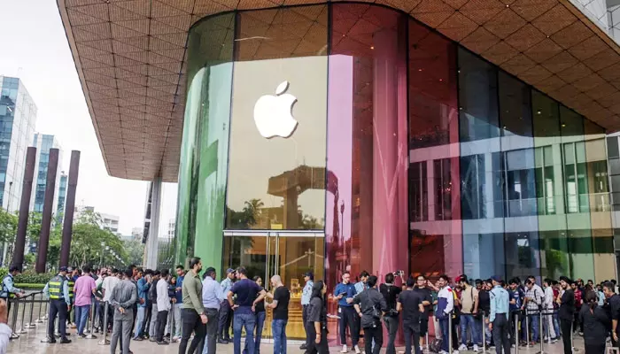 iPhone 15 : ఐఫోన్ 15 కోసం క్యూలైన్‌లో వందల మంది