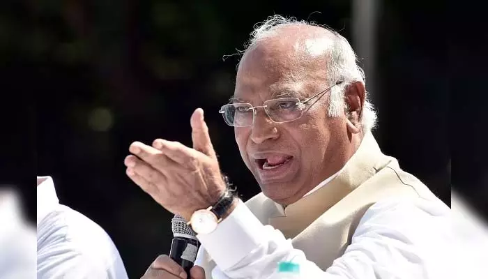 Mallikarjun Kharge: ఇది రాష్ట్రపతిని అవమానించడమే.. బీజేపీపై మల్లికార్జున ఖర్గే ఫైర్