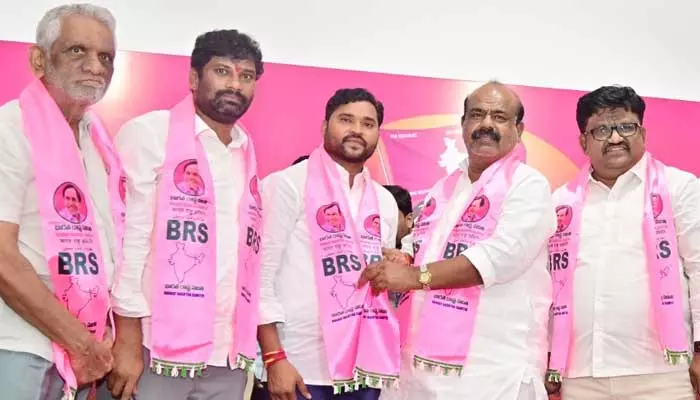 బీఆర్ఎస్‌లో చేరిన ఏపూరి సోమన్న.. ఆ పాటపై క్లారిటీ