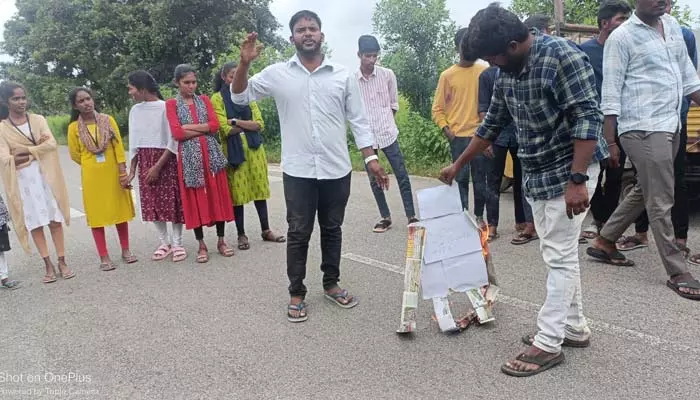 ప్రభుత్వ నిర్లక్ష్యం వల్లే గ్రూప్-1 పరీక్ష రద్దు.. కేసీఆర్ దిష్టిబొమ్మ దగ్ధం..