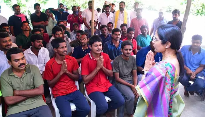 మీ రుణం తీర్చుకోలేనిది.. వాలంటీర్లపై అప్యాయత కురిపించిన Nara Bhuvaneswari