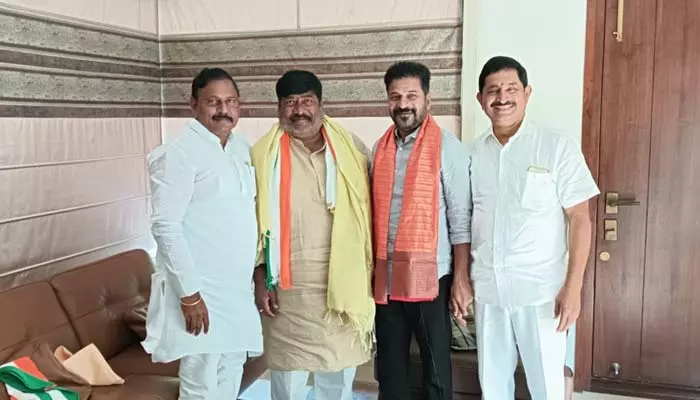 కాంగ్రెస్ లో చేరిన కమతం శ్రీనివాస్ రెడ్డి