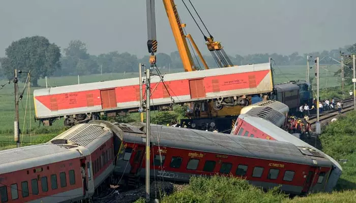 Bihar train accident: బిహార్ రైలు ప్రమాదంపై ఉన్నత స్థాయి విచారణకు రైల్వే ఆదేశం