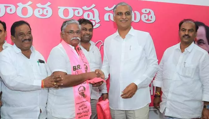 టీ-కాంగ్రెస్‌కు బిగ్ షాక్.. మరో డీసీసీ ప్రెసిడెంట్ రాజీనామా