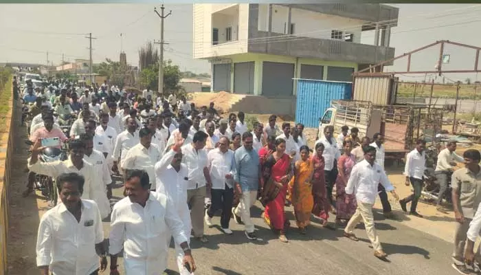 వెయ్యి మందితో పెద్దఎత్తున కాంగ్రెస్ పార్టీలో చేరిక