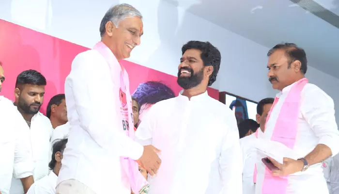 బ్రేకింగ్: బీఆర్ఎస్‌లో చేరిన బిత్తిరి సత్తి.. కండువా కప్పి ఆహ్వానించిన మంత్రి హరీష్ రావు