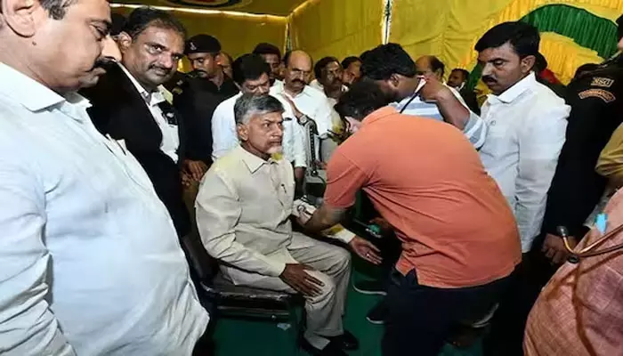 చంద్రబాబు ఆరోగ్యంపై రాజకీయం: టీడీపీ వర్సెస్ వైసీపీ