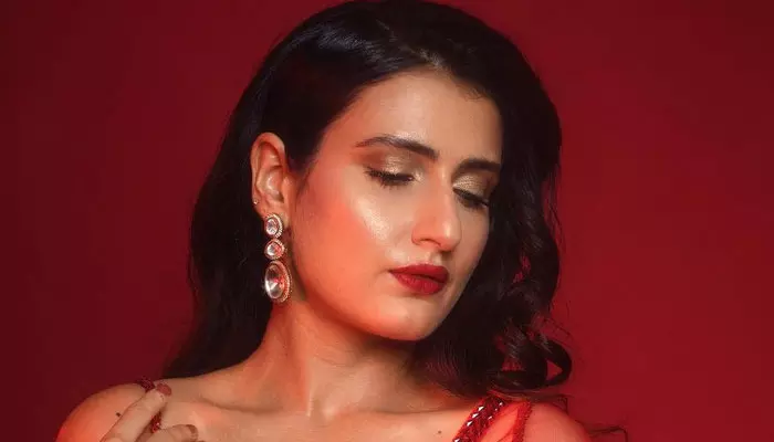 Fatima Sana Shaikh looks hot in red saree