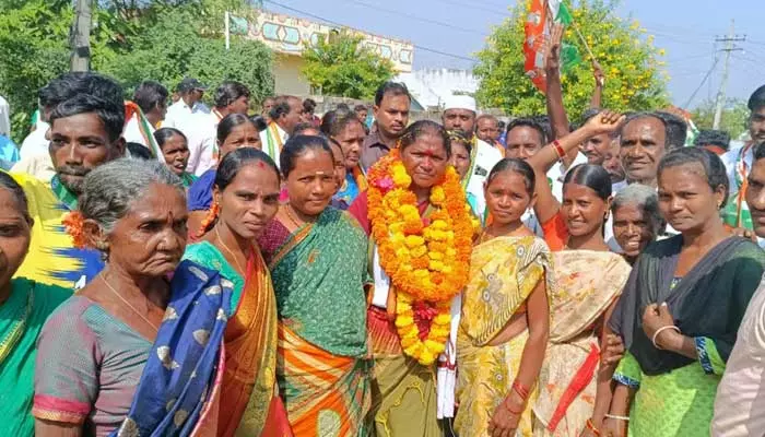 సీతక్క ప్రచారంలో కదం తొక్కిన ఆదివాసీలు