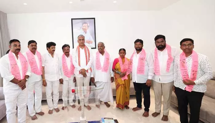 హరీష్ రావు సమక్షంలో బీఆర్ఎస్ లో చేరిన ప్రజాప్రతినిధులు