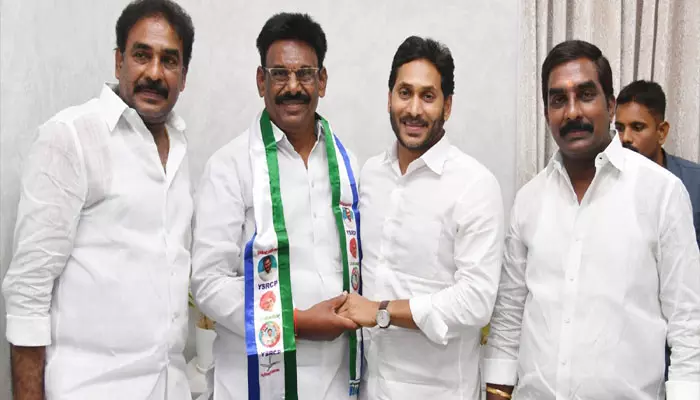 టీడీపీకి షాక్: వైసీపీలో చేరిన టీడీపీ నేత కొమ్మారెడ్డి