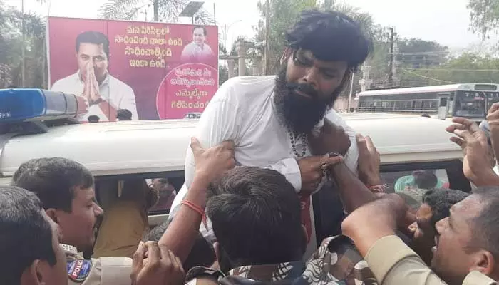 సిరిసిల్లలో ఉద్రిక్తత.. అభ్యర్థి ఫ్లెక్సీలు తొలగించిన మున్సిపల్ అధికారులు