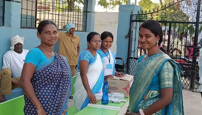 పోలింగ్ కేంద్రాలను పరిశీలించిన బర్రెలక్క (శిరీష)