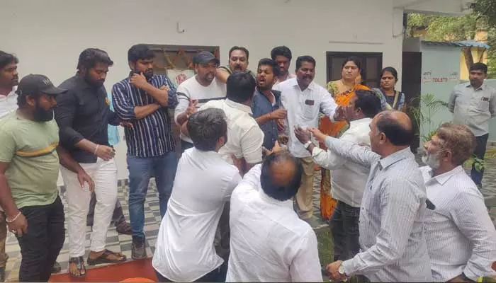 టీఎన్జీవోస్ ఆఫీస్ లో మొదలైన రచ్చ..