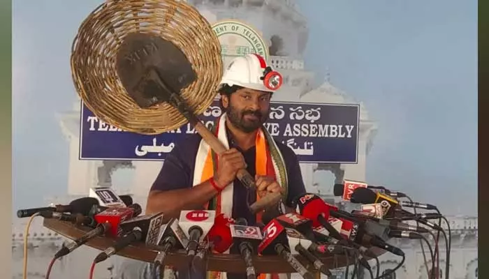 సింగరేణి కార్మికుని యూనిఫాంలో ఎమ్మెల్యే ప్రమాణ స్వీకారం