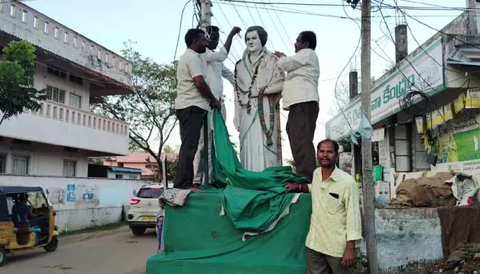 కాంగ్రెస్ నాయకుల విగ్రహాల ముసుగు తొలగించిన నాయకులు