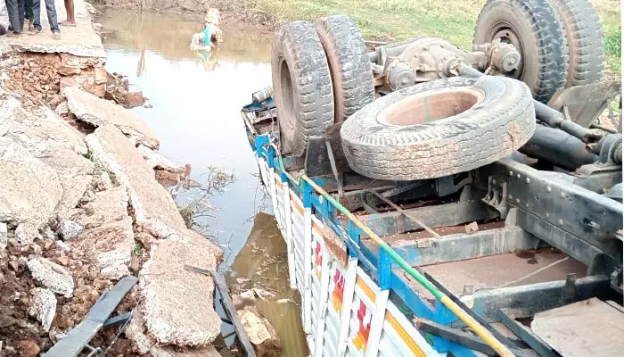 బ్రిడ్జి కూలి డీసీఎం వ్యాన్ బోల్తా