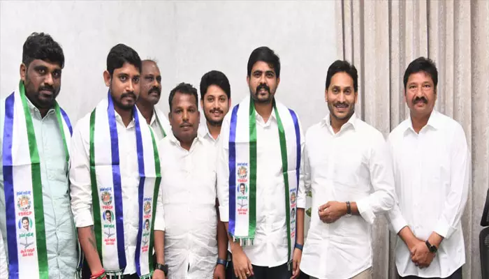 ఎన్నికలవేళ జనసేనకు బిగ్ షాక్: వైసీపీలోకి కీలక నేత