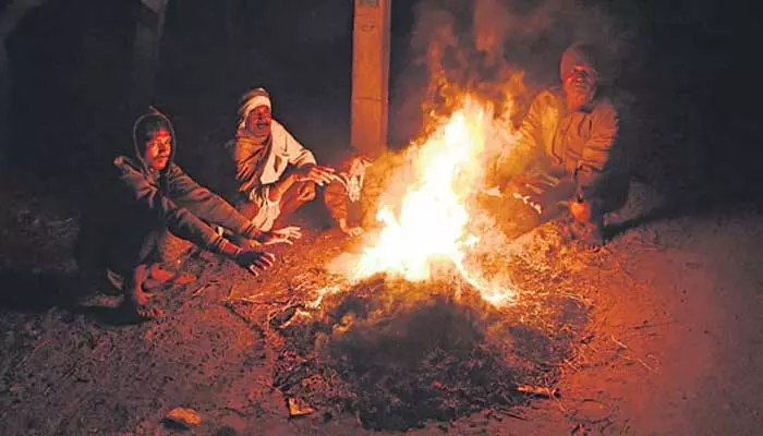 తెలంగాణ‌లో  చలిపంజా.. వణికిపోతున్న జనాలు