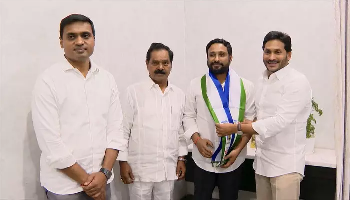 వైసీపీలో చేరిన అంబటి రాయుడు: కండువా కప్పిన సీఎం జగన్