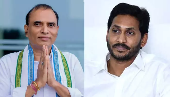 వైసీపీకి భారీ షాక్... జగన్ సన్నిహితుడు సుధాకర్ రాజీనామా