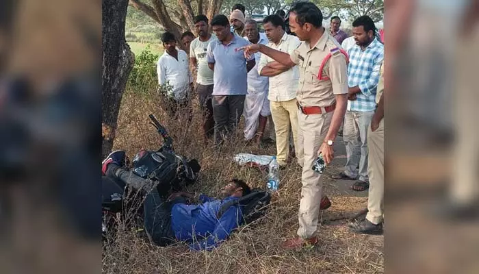 రోడ్డు ప్రమాదంలో యువకుడు మృతి