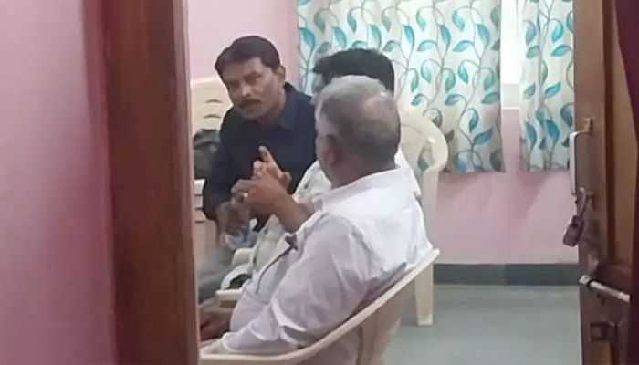 ఏసీబీ దూకుడు... న‌లుగురు అధికారులు అరెస్టు