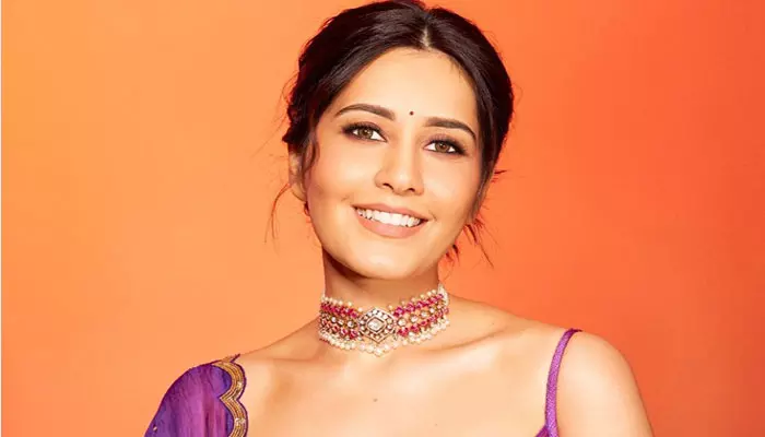 Raashii Khanna : బోల్డ్ లుక్‌తో షాకిచ్చిన రాశి ఖన్నా.ఆ పార్ట్ చూపిస్తూ