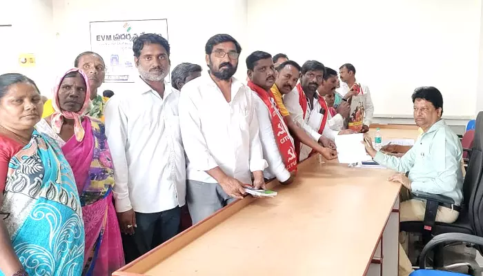 కలెక్టరేట్ ఎదుట మున్సిపల్ కార్మికుల ధర్నా