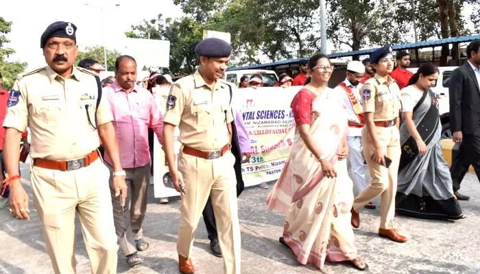 ప్రజలు తప్పకుండా ట్రాఫిక్ రూల్స్ పాటించాలి