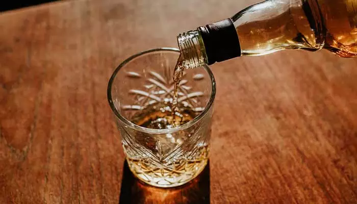 Alcohol :తండ్రి తాగి తూలితే.. కొడుకుకు 40ఏళ్లకే వృద్ధాప్యం..