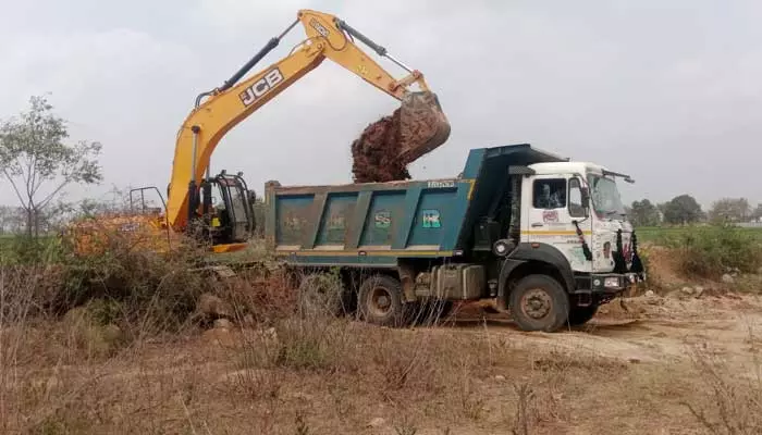 అనుమతులు లేకుండానే  యథేచ్ఛగా మట్టి తరలింపు