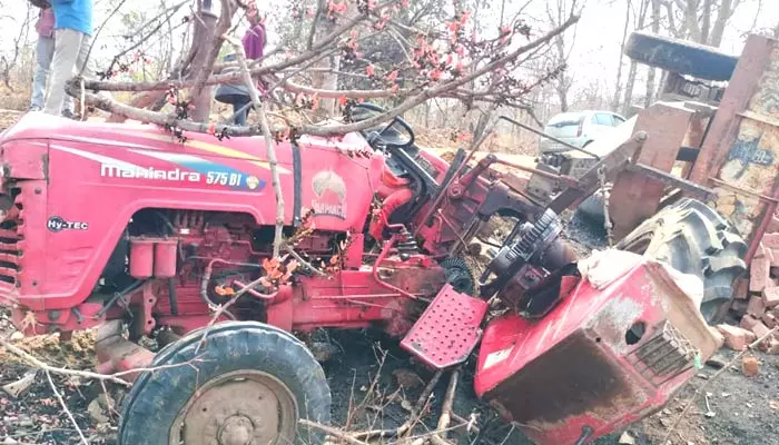 ట్రాక్టర్ బోల్తా... ఇద్దరు కూలీలకు గాయాలు