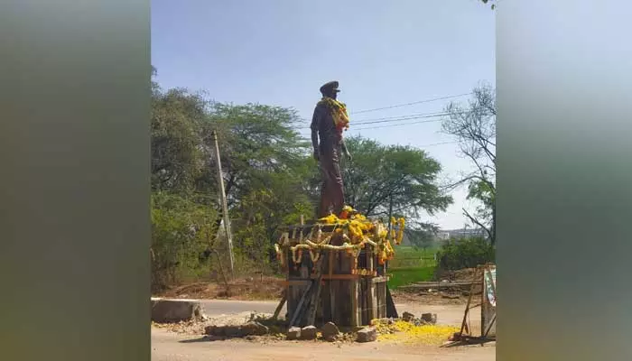 రాత్రికి రాత్రే కల్నల్ వీబీబి రెడ్డి విగ్రహం ఏర్పాటు