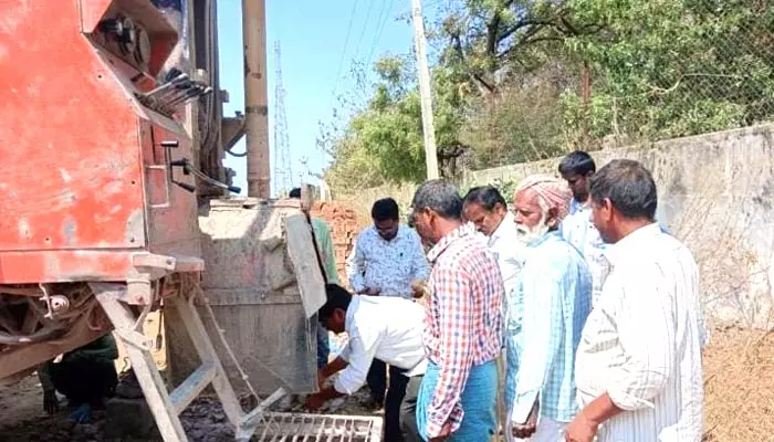 దిశ ఎఫెక్ట్​ ...బీసీ కాలనీలో బోరు